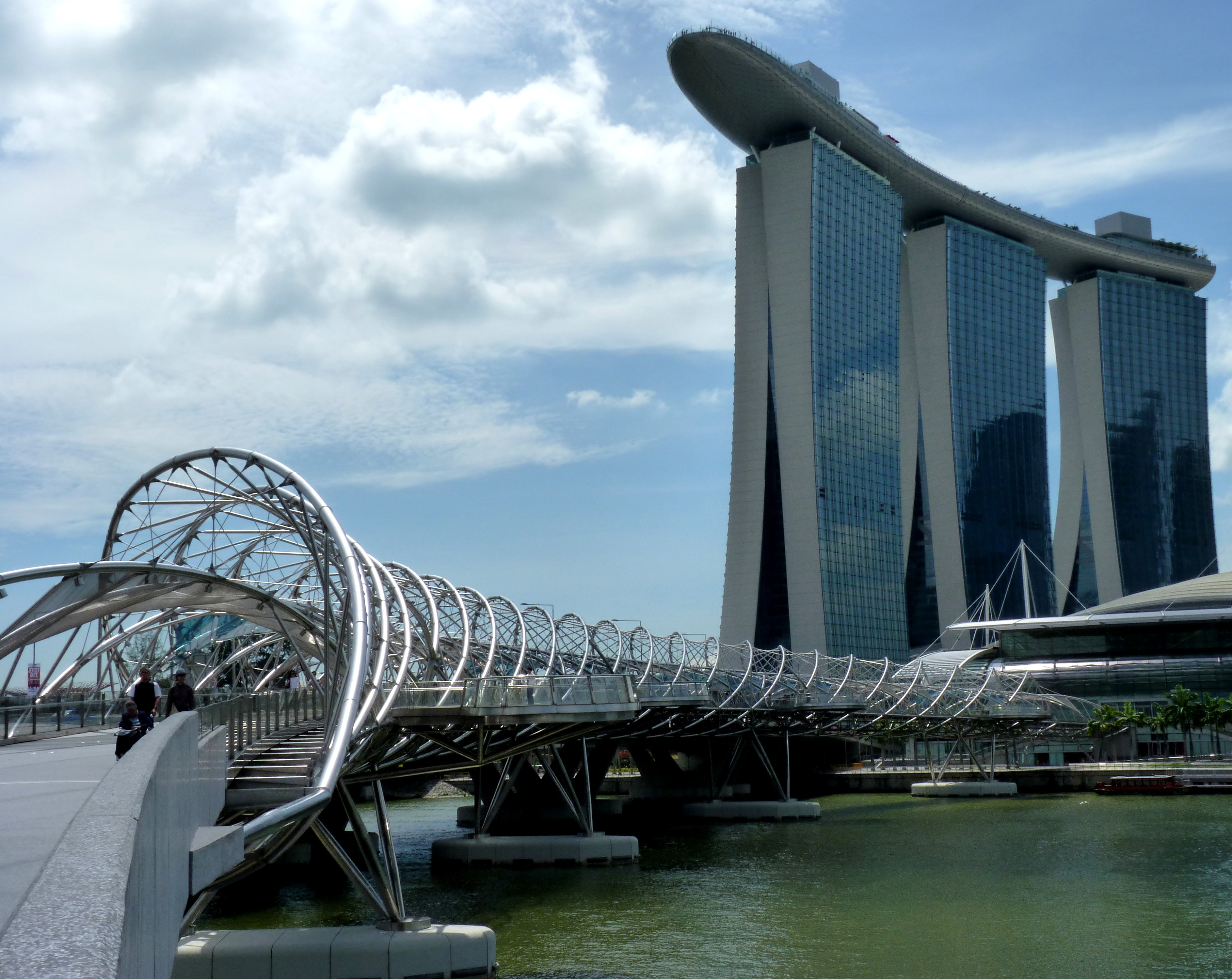 The_Helix_Bridge_and_Marina_Bay_Sands_Hotel,_Singapore_-_20130103