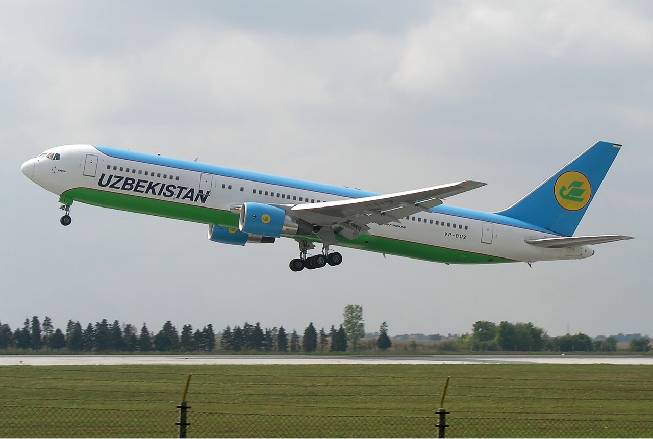 Uzbekistan_Airways_Boeing_767-300ER_Milinkovic-3